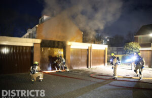 Geparkeerde auto in brand in garagebox, veel rookontwikkeling Petronella Voutestraat Rijswijk