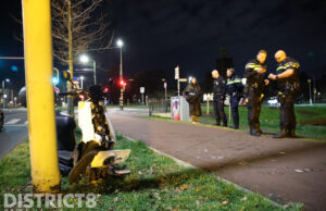 Dronken scooterrijder klapt achterop stilstaande auto President Kennedylaan Den Haag