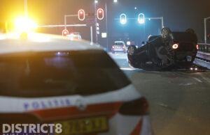 Auto slaat over de kop bij aanrijding met taxi Oostweg Zoetermeer