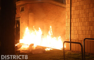 Flinke buitenbrand tegen woningen aan Middachtenweg Den Haag