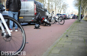 Scooterrijder aangereden door auto op fietspad Vreeswijkstraat Den Haag