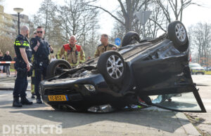 Auto belandt op dak na flinke aanrijding Generaal Spoorlaan Rijswijk