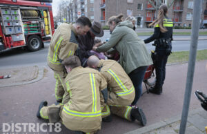 Meisje bekneld met haar voet in spaken van fiets Vrederustlaan Den Haag
