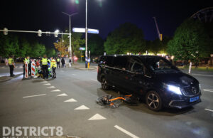 Fietser gewond na aanrijding met taxibusje Koningskade Den Haag