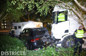 Vrachtwagenchauffeur richt ravage aan Volmerlaan Rijswijk