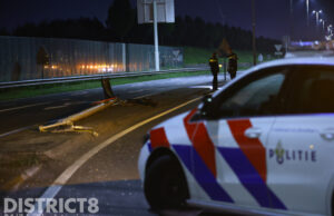 Automobilist rijdt lantaarnpaal uit grond N470 Zoetermeer