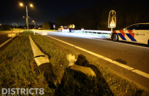 Dronken pizzabezorger rijdt lantaarnpaal omver A4 Schipluiden