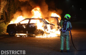 Twee auto’s volledig uitgebrand na explosie Reigerweg Rijswijk