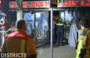 Schade aan gevel van café na brandstichting De la Reyweg Den Haag