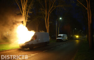 Opnieuw geparkeerde bestelbus in brand Buitenhofdreef Delft
