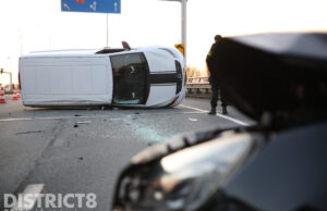 Busje op zijn kant na aanrijding met auto Kruithuisplein Delft