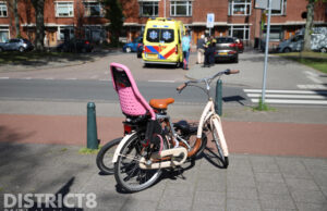 Moeder met kinderen op de fiets aangereden door auto Thorbeckelaan Den Haag