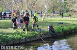 Hulpdiensten zoeken massaal naar te water geraakt kindje Leyweg Den Haag