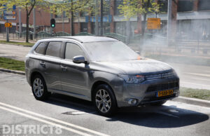 Auto vliegt spontaan in brand tijdens het rijden Zuidwal Delft