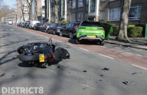 Motorrijder botst achterop inparkerende auto Melis Stokelaan Den Haag