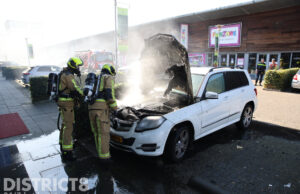Geparkeerde auto zwaar beschadigd na brand Leeuwenstein Delft
