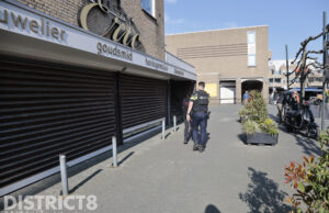 Overval op juwelier, politie doet onderzoek Plein Wateringen