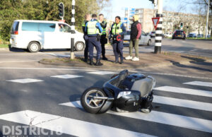 Scooterrijder gewond na aanrijding met auto Erasmusplein Den Haag