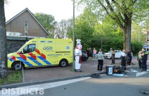 Scooterrijder gewond na aanrijding, automobilist slaat op de vlucht Dedemsvaartweg Den Haag