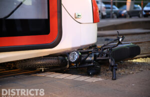 Fatbike komt onder tram terecht na aanrijding Juliana van Stolberglaan Den Haag