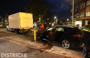 Auto botst achterop bestelbus; bestuurder gewond Mient Den Haag