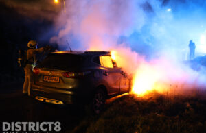 Auto vliegt tijdens het rijden in brand; inzittenden kunnen op tijd vluchten Lotsweg Den Hoorn