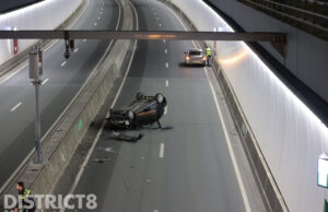 Auto op z’n dak en Rotterdamsebaan afgesloten na ongeval Rotterdamsebaan Den Haag