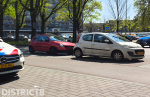 Auto botst achterop remmende auto Volendamlaan Den Haag