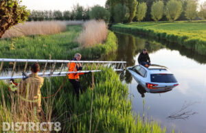 Automobilist klimt op dak nadat auto in water belandt Breeweg Schipluiden