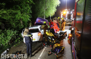 Automobilist ramt geparkeerde voertuigen en raakt zwaar gewond Korte Kruisweg Maasdijk