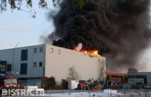 Grote brand verwoest pand van motorwinkel op industrieterrein Goudstraat Zoetermeer