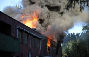 Uitslaande brand in bedrijfspand; brandweer schaalt op naar ‘Grote brand’ Jaap Edenweg Den Haag