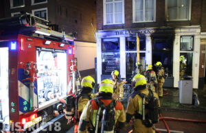 Bewoner gered door brandweer na uitslaande brand in schoonheidssalon Spui in Den Haag