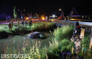 Auto vliegt uit de bocht en belandt in water: inzittende(n) gevlucht Harnaschdreef Den Hoorn