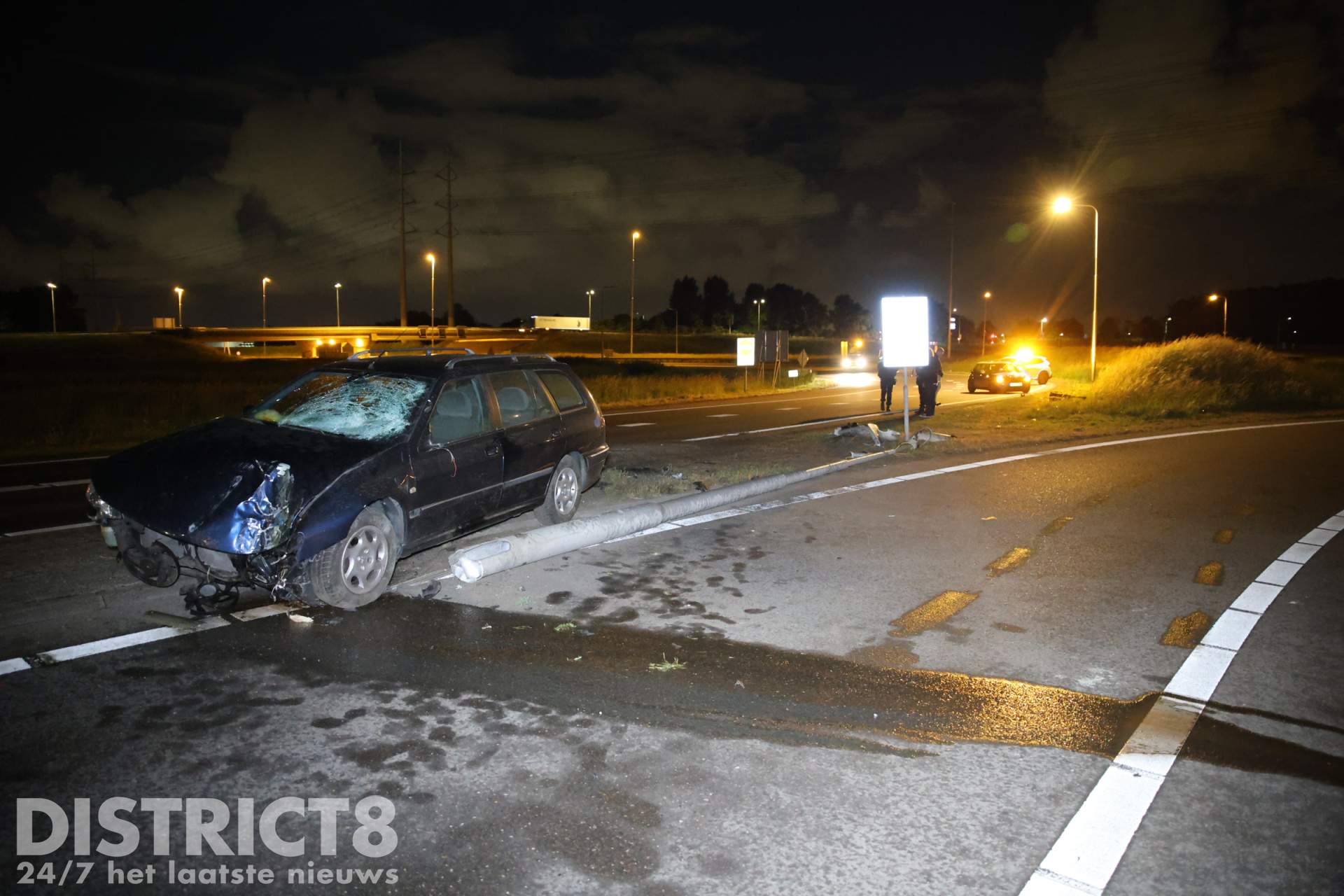 Auto rijdt lantaarnpaal uit de grond, maar wie was de bestuurder? A4 Schipluiden