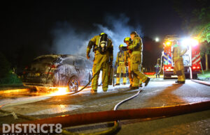 Auto gaat in vlammen op na harde explosie Startbaan Nootdorp