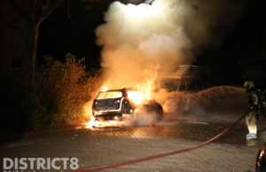 Geparkeerde auto brandt volledig uit na explosie Tubasingel Rijswijk