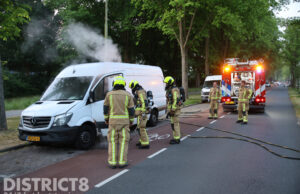 Opnieuw geparkeerd bestelbusje in brand gestoken Buitenhofdreef Delft