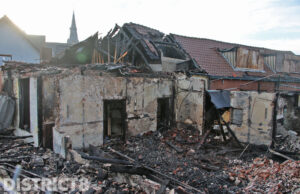 Flinke rookontwikkeling bij grote brand in leegstaand café Hoornseweg Den Hoorn