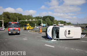 Opnieuw ongeval op berucht kruispunt; busje belandt op z’n kant Kruithuisplein / N470 Delft