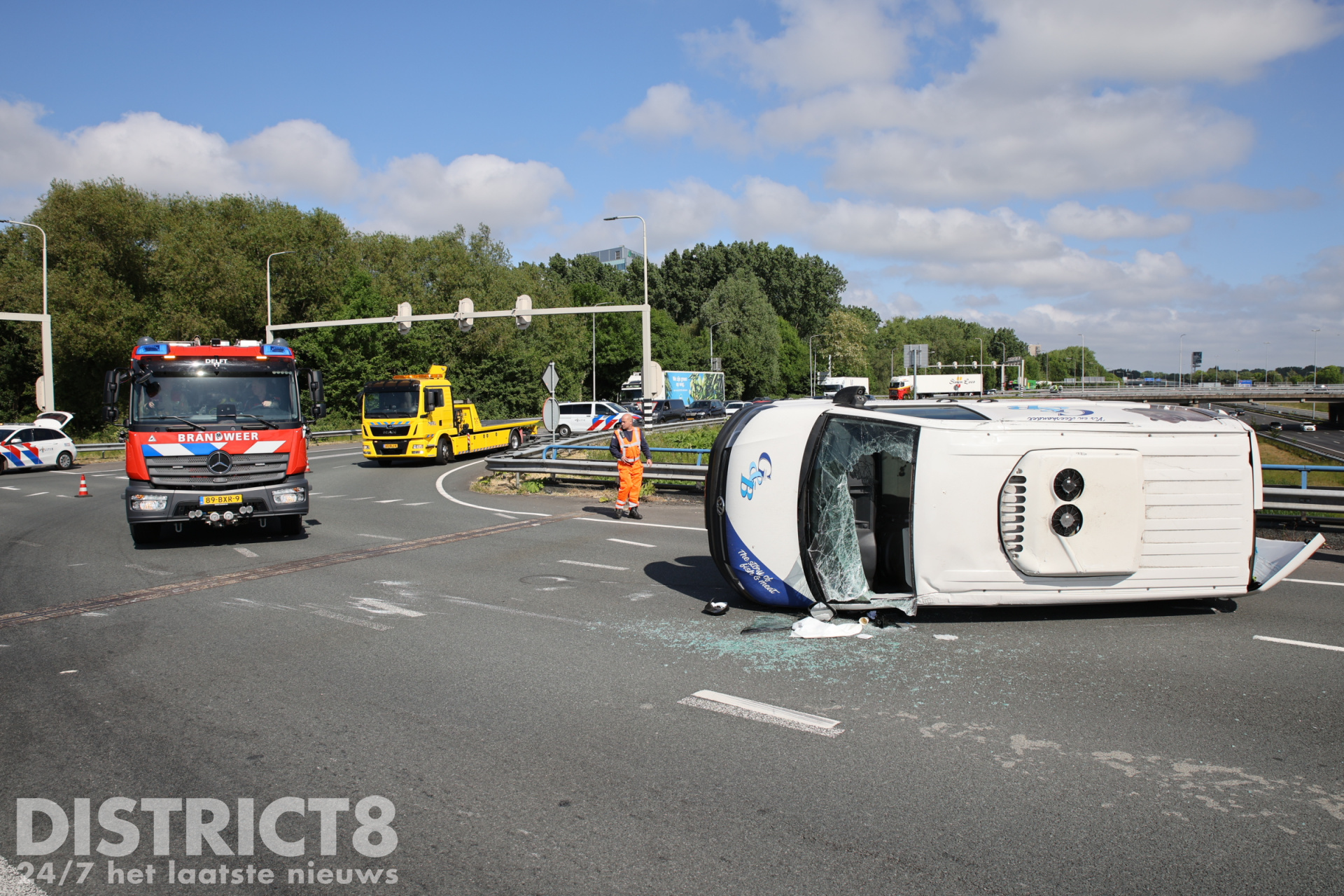 Opnieuw ongeval op berucht kruispunt; busje belandt op z’n kant Kruithuisplein / N470 Delft