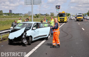 Flink ongeval nadat automobilist uitwijkt voor overstekende eendjes A13 Delft