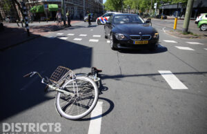 Fiets breekt in tweeën na botsing met auto Lijnbaan Den Haag