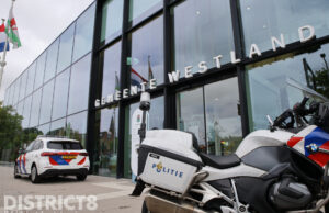 Agenten in kogelwerende vesten in gemeentehuis na ‘dreigende situatie’ Verdilaan Naaldwijk