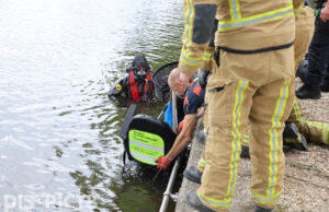 Oplettende omstanders redden oudere man uit het water Bontekoekade Den Haag