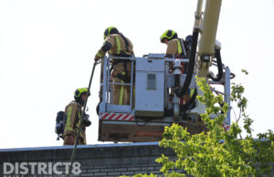 Brand tijdens werkzaamheden op dak, brandweer schaalt op Derde Werelddreef Delft