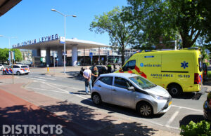 Opzittende van scootmobiel gewond na aanrijding met auto Hengelolaan Den Haag