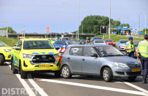 Twee aanhoudingen nadat automobilist voertuig weginspecteur Rijkswaterstaat aanrijdt A13 Delft