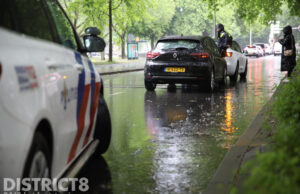 Taxichauffeur nagekeken na kop-staartbotsing Moerweg Den Haag