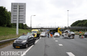 Auto op z’n kop na ongeval op snelweg A4 Rijswijk